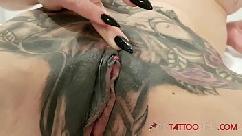 Marie bossette recibiendo un tatuaje extremo en su clitoris