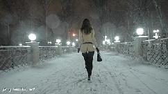 Jeny smith desnuda en la nieve cayendo caminando por la ciudad