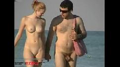 Espiando a una pareja nudista caliente en la playa