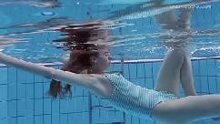Anna netrebko adolescente flaca y diminuta bajo el agua