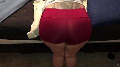 Esposa latina gruesa en pantalones cortos ajustados