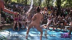 Concurso de camisetas mojadas sin reglas en un resort nudista
